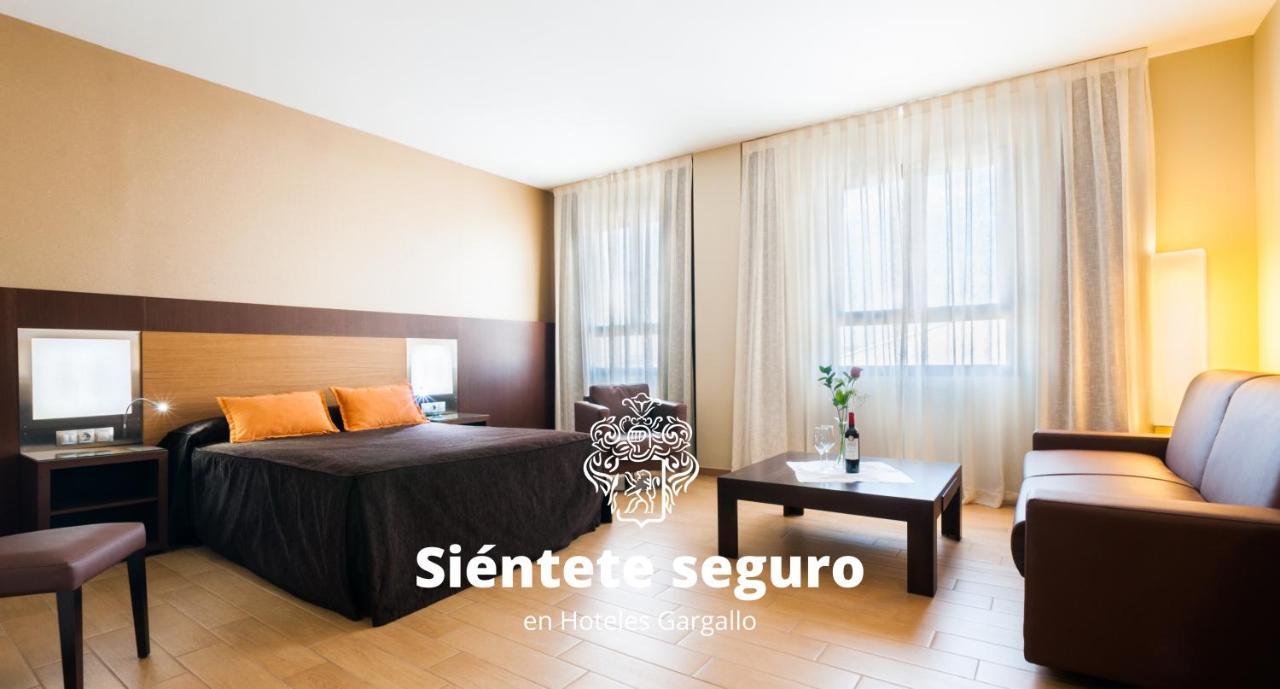 Hotel Ciudad De Альканьис Экстерьер фото