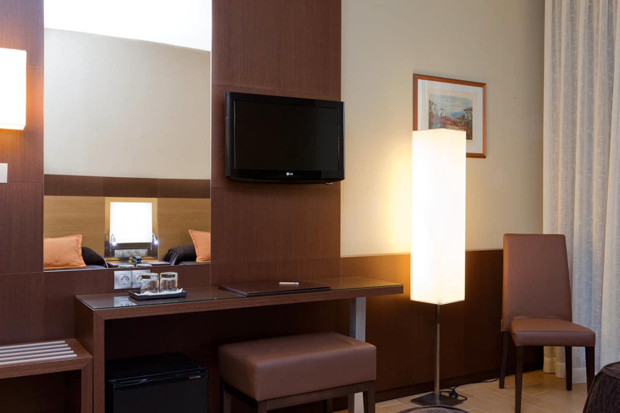 Hotel Ciudad De Альканьис Экстерьер фото