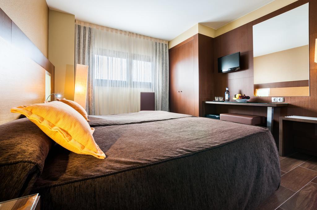 Hotel Ciudad De Альканьис Экстерьер фото